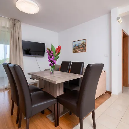 2 Bedroom Gorgeous In Apartment Premantura