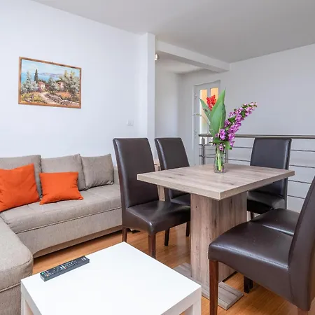 2 Bedroom Gorgeous In Apartment Premantura
