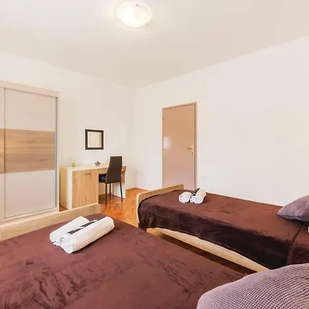 Apartamento 2 Bedroom Gorgeous In Ližnjan