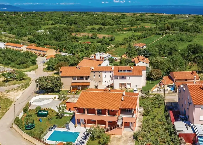 2 Bedroom Gorgeous In Apartamento