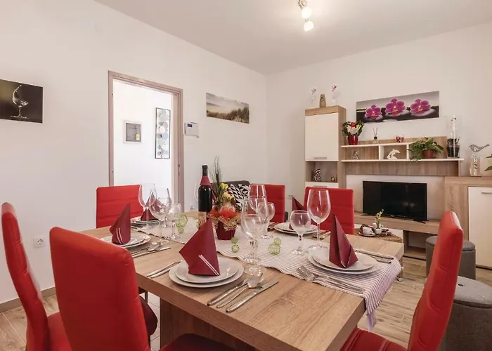 2 Bedroom Gorgeous In Apartamento