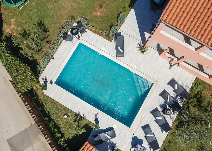 2 Bedroom Gorgeous In * Ližnjan